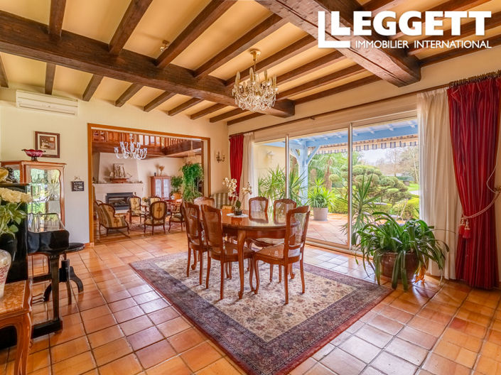 Image No.6-8 Bed House for sale