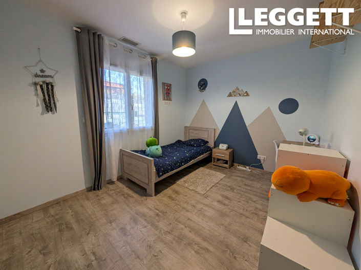 Image No.8-5 Bed House for sale