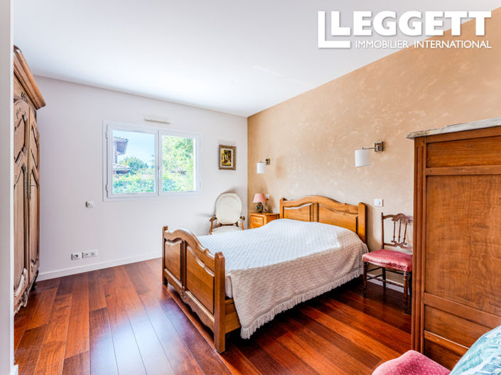 Image No.5-6 Bed House for sale