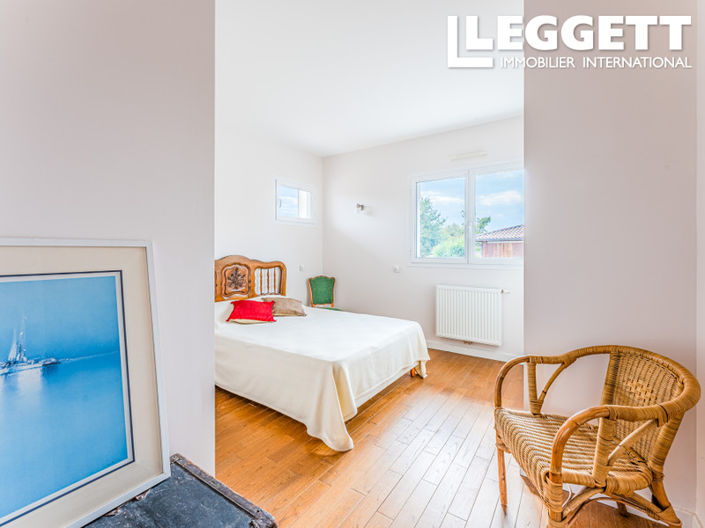 Image No.6-6 Bed House for sale