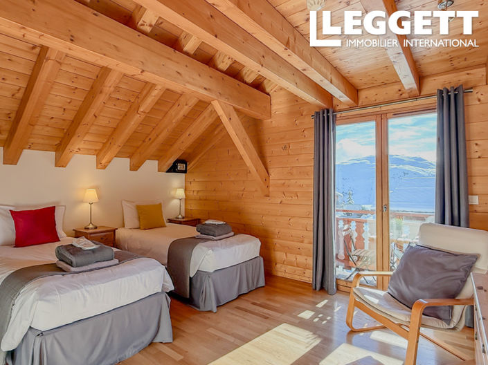 Image No.8-8 Bed House for sale