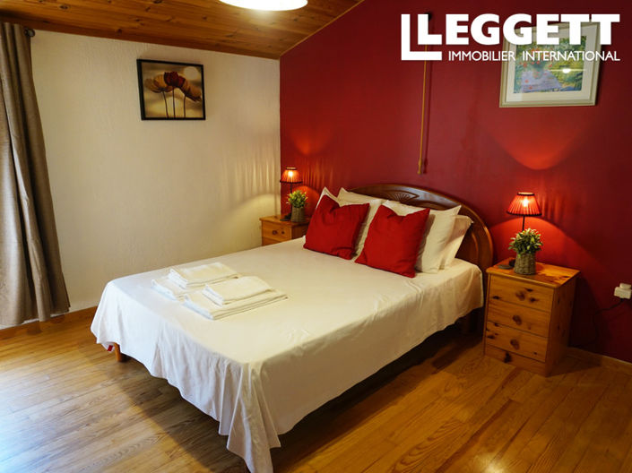 Image No.10-12 Bed House for sale