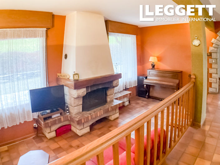 Image No.8-5 Bed House for sale