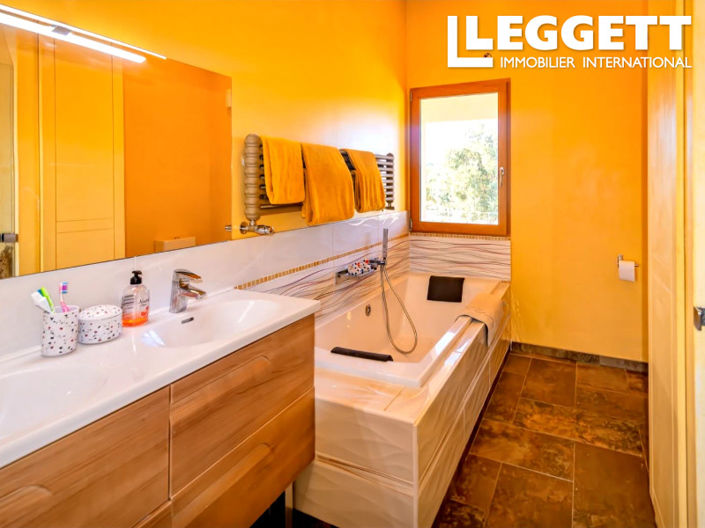 Image No.10-3 Bed House for sale