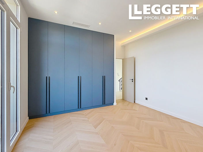 Image No.10-6 Bed House for sale