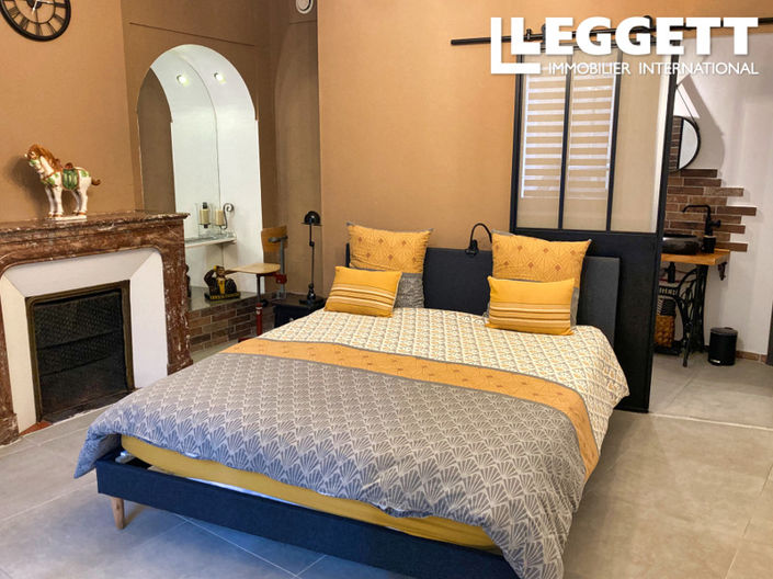 Image No.6-6 Bed Commercial for sale