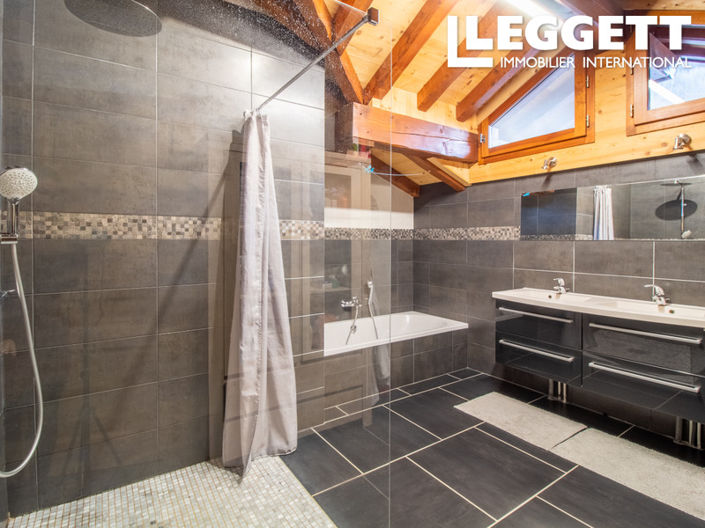 Image No.8-5 Bed House for sale