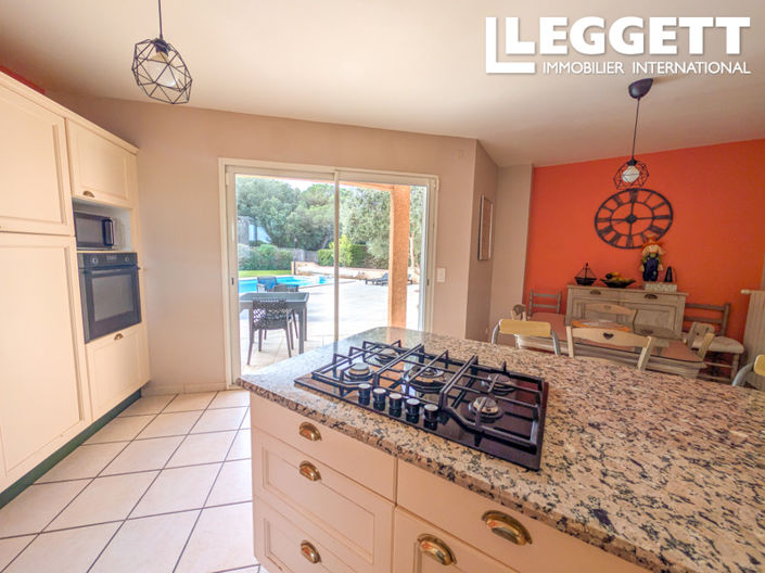 Image No.6-6 Bed House for sale