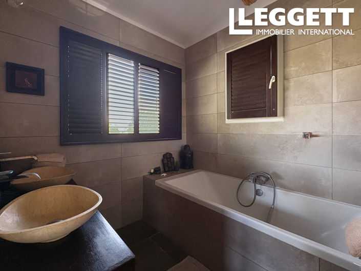 Image No.8-5 Bed House for sale