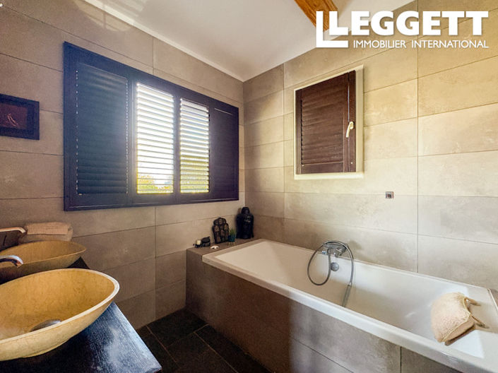 Image No.8-5 Bed House for sale