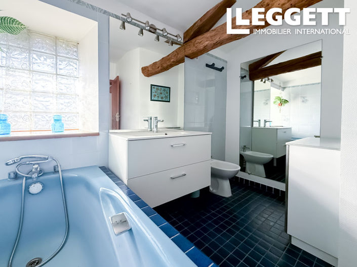 Image No.7-7 Bed House for sale