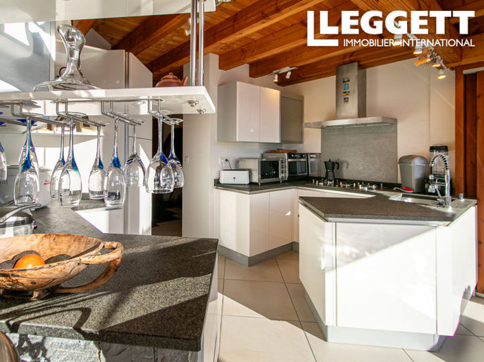 Image No.9-6 Bed House for sale