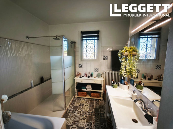 Image No.8-5 Bed House for sale