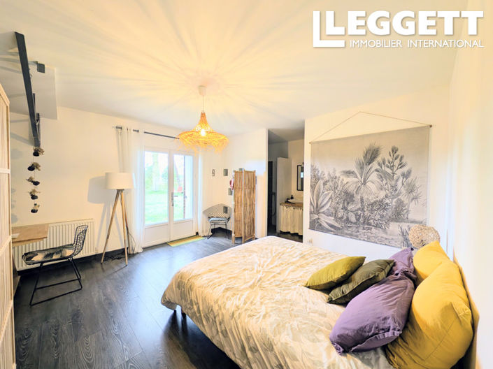 Image No.8-5 Bed House for sale