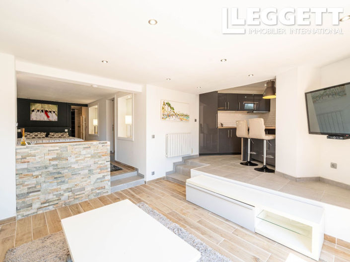 Image No.8-5 Bed House for sale