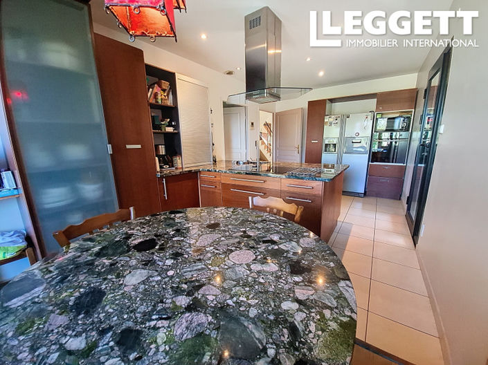 Image No.6-6 Bed House for sale