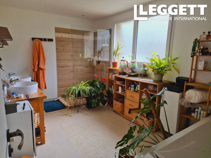 Image No.10-3 Bed House for sale