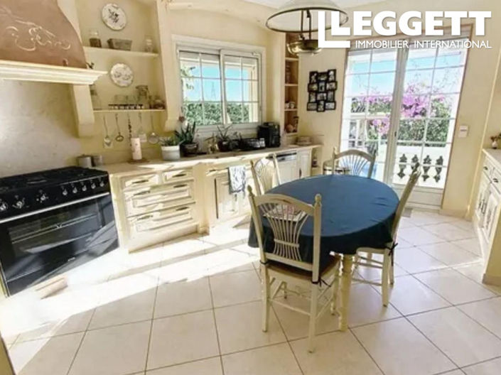 Image No.8-5 Bed House for sale