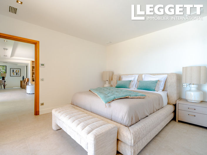 Image No.9-5 Bed House for sale