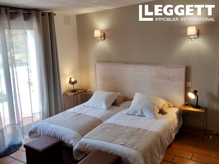 Image No.5-10 Bed House for sale