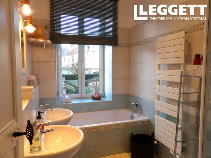 Image No.10-6 Bed House for sale