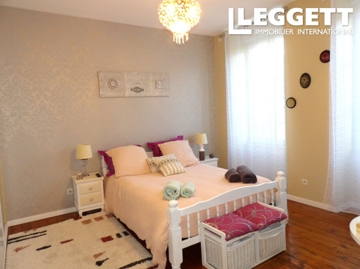 Image No.8-6 Bed House for sale