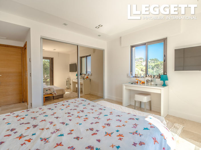 Image No.6-5 Bed House for sale