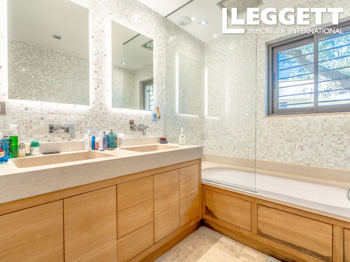 Image No.7-5 Bed House for sale