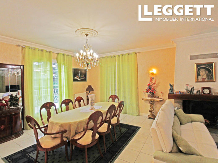 Image No.8-6 Bed House for sale