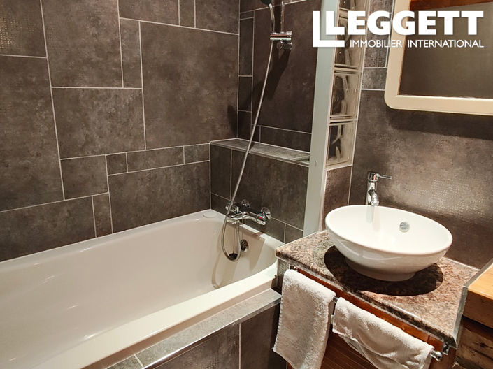 Image No.10-3 Bed House for sale