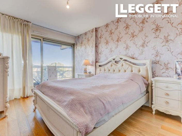 Image No.10-3 Bed Apartment for sale