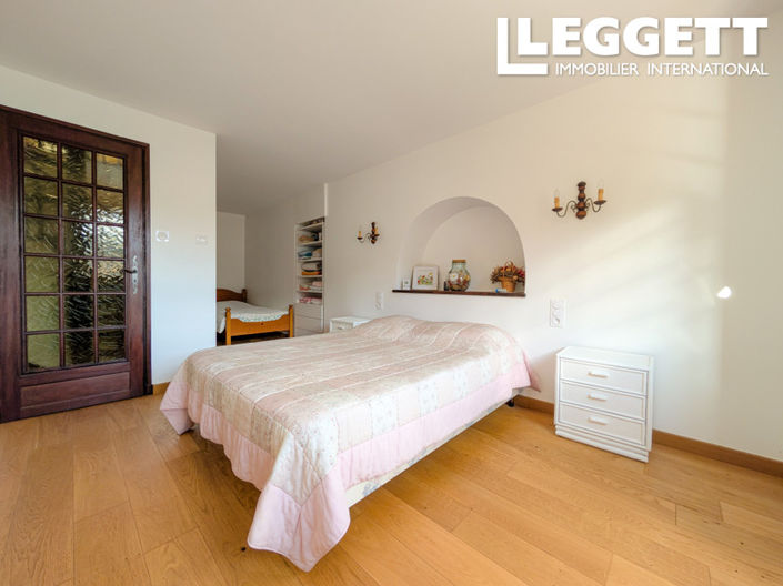 Image No.8-2 Bed House for sale