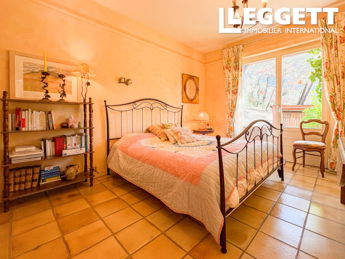 Image No.9-6 Bed House for sale