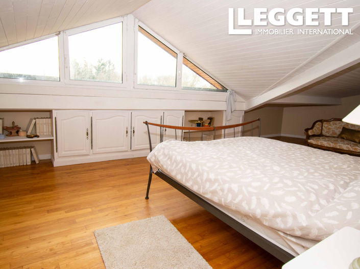 Image No.8-6 Bed House for sale