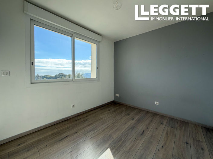 Image No.10-3 Bed House for sale