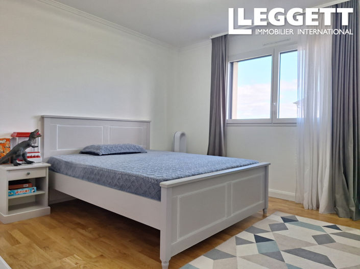 Image No.7-5 Bed House for sale