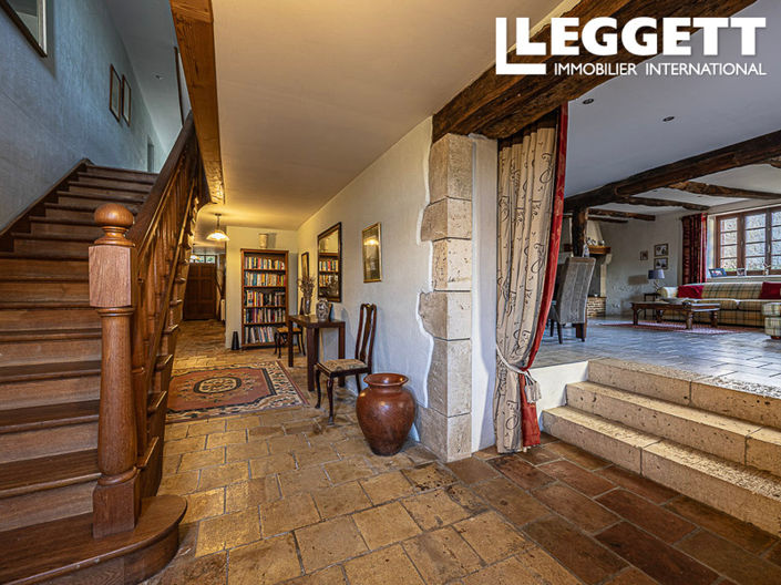 Image No.8-8 Bed House for sale