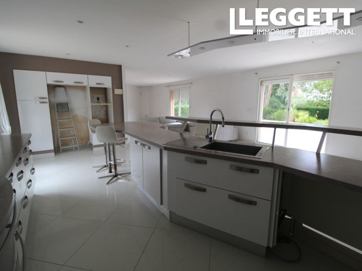 Image No.6-5 Bed House for sale