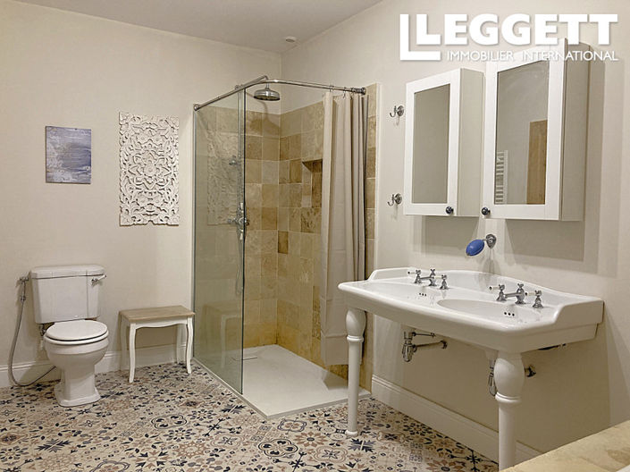 Image No.8-6 Bed House for sale