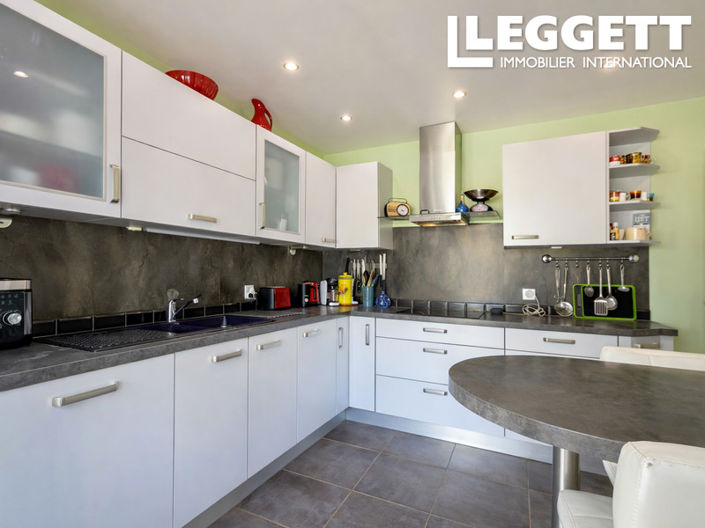 Image No.10-3 Bed House for sale