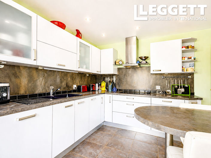 Image No.10-3 Bed House for sale