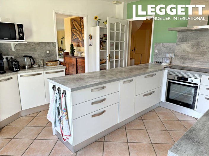 Image No.8-5 Bed House for sale