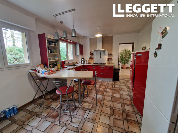 Image No.8-5 Bed House for sale