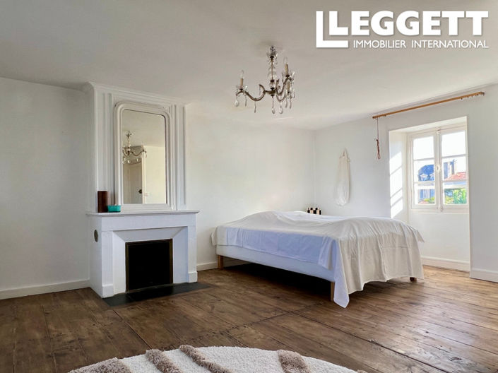 Image No.8-8 Bed House for sale