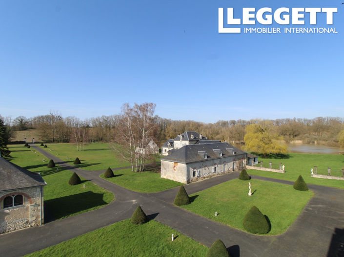 Image No.2-Châteaux de 24 chambres à vendre à Gehée