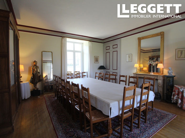 Image No.4-Châteaux de 24 chambres à vendre à Gehée