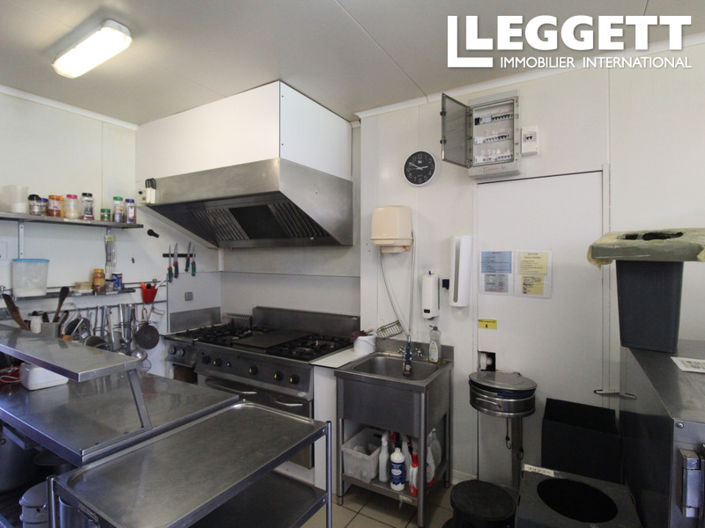 Image No.6-Châteaux de 24 chambres à vendre à Gehée