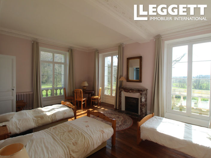 Image No.7-Châteaux de 24 chambres à vendre à Gehée