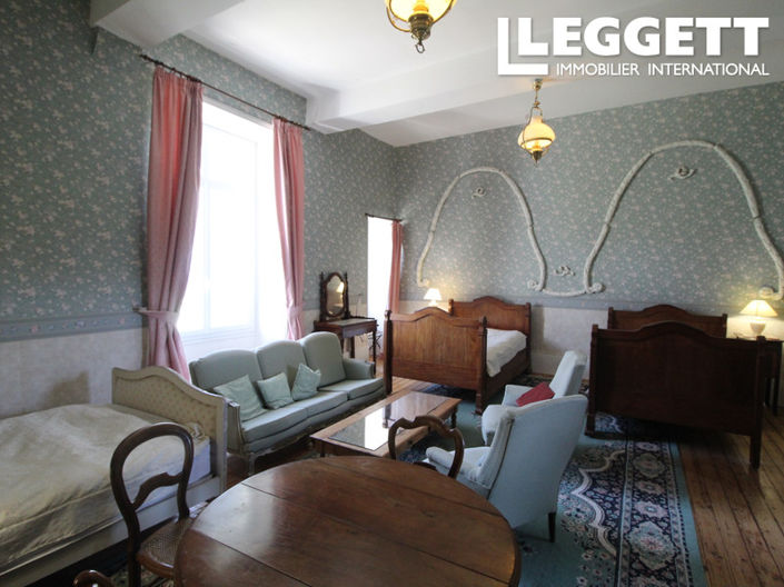 Image No.8-Châteaux de 24 chambres à vendre à Gehée