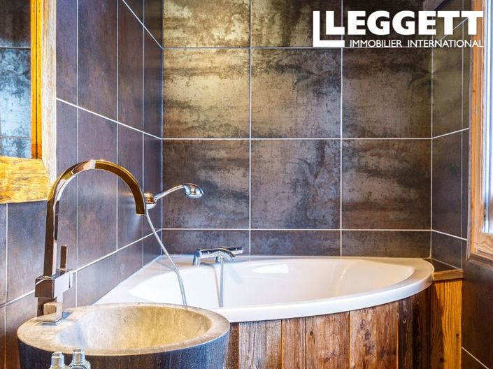 Image No.9-8 Bed House for sale